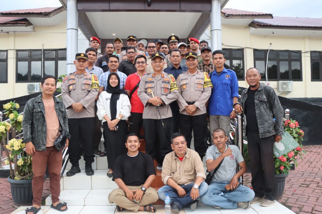 Kapolres Nagan Raya, AKBP Rudi Saeful Hadi, S.I.K., Wakapolres Kompol Sudianto, S.H.,M.H., dan Para Kasad Photo Bersama Para Insan Pers. 