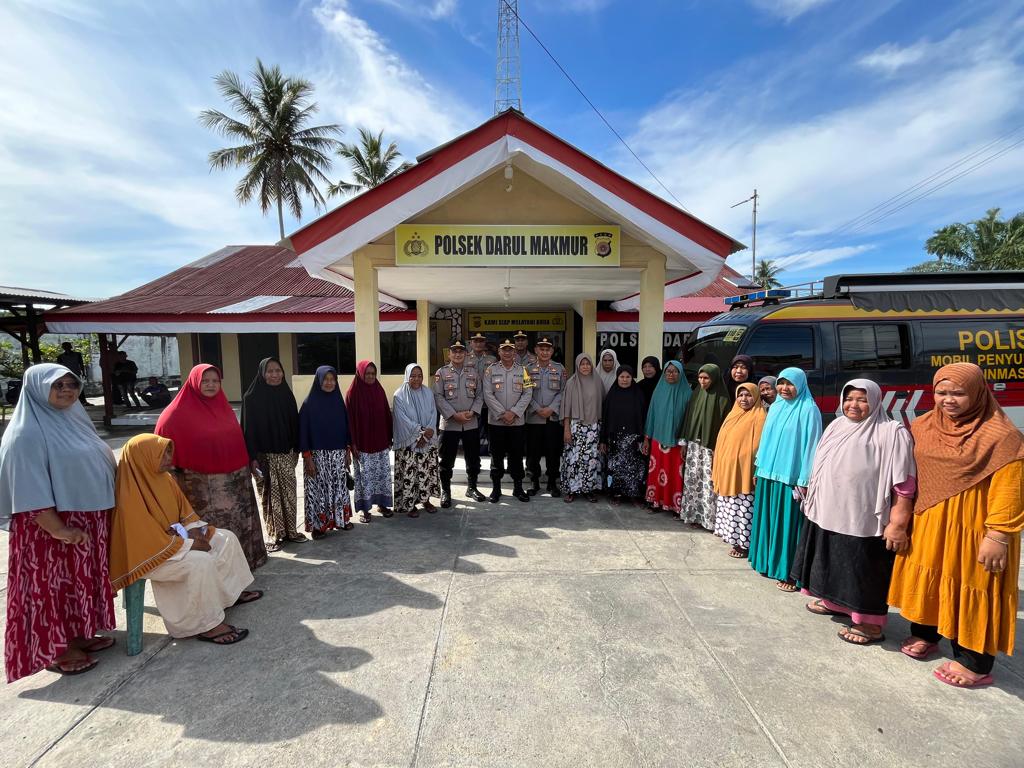 Puluhan Masyarakat Gelar Photo Bersama Waka Polres Nagan Raya yang di Dampingi JPU.