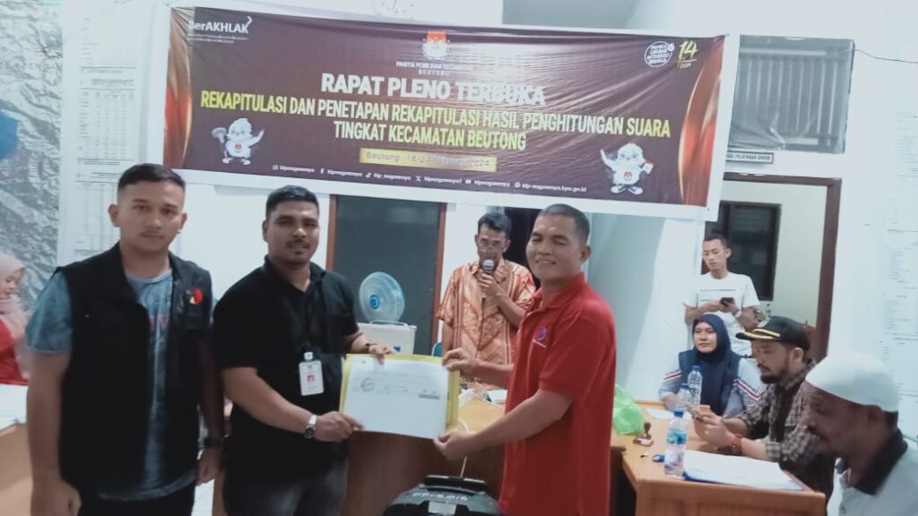 Ketua PPK Beutong Menyerahkan Salinan Kepada Saksi Yang di terima oleh Akang Uly di Dampingi oleh Ketua Panwascam Beutong Suriadi. SH. MH