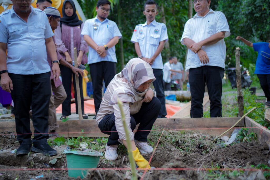 Pj Bupati Nagan Raya Melakukan Letakan Batu Pertama pembuatan Rumah Kaum Dhuafa Atas Nama Marzuki Warga Blang Baro