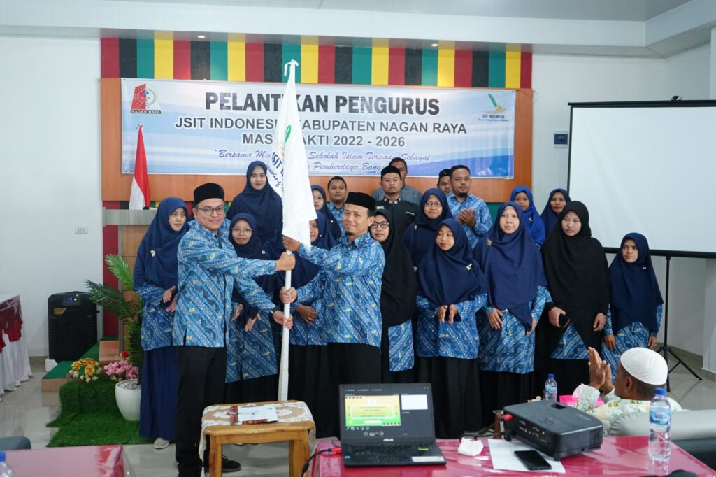 Sekretaris JSIT Wilayah Aceh Fahrul Rizal Serahkan Bendahara Pataka Ke Ketua JSIT Nagan Raya.