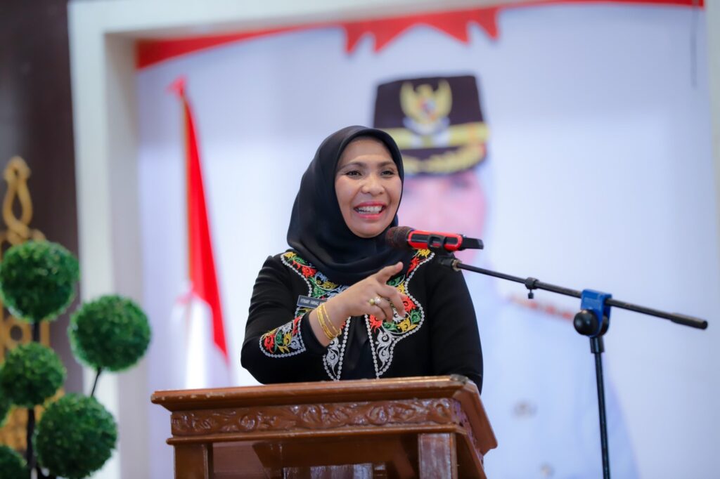 Pj Bupati Fitriany Farhas Dalam arahannya menyampaikan ucapan selamat kepada Ketua Tim Penggerak PKK Kecamatan yang baru dikukuhkan.