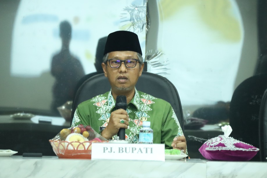Penjabat (Pj) Bupati Nagan Raya, Provinsi Aceh, Dr. Iskandar AP, memimpin Rapat Pimpinan Khusus (Rapimsus)