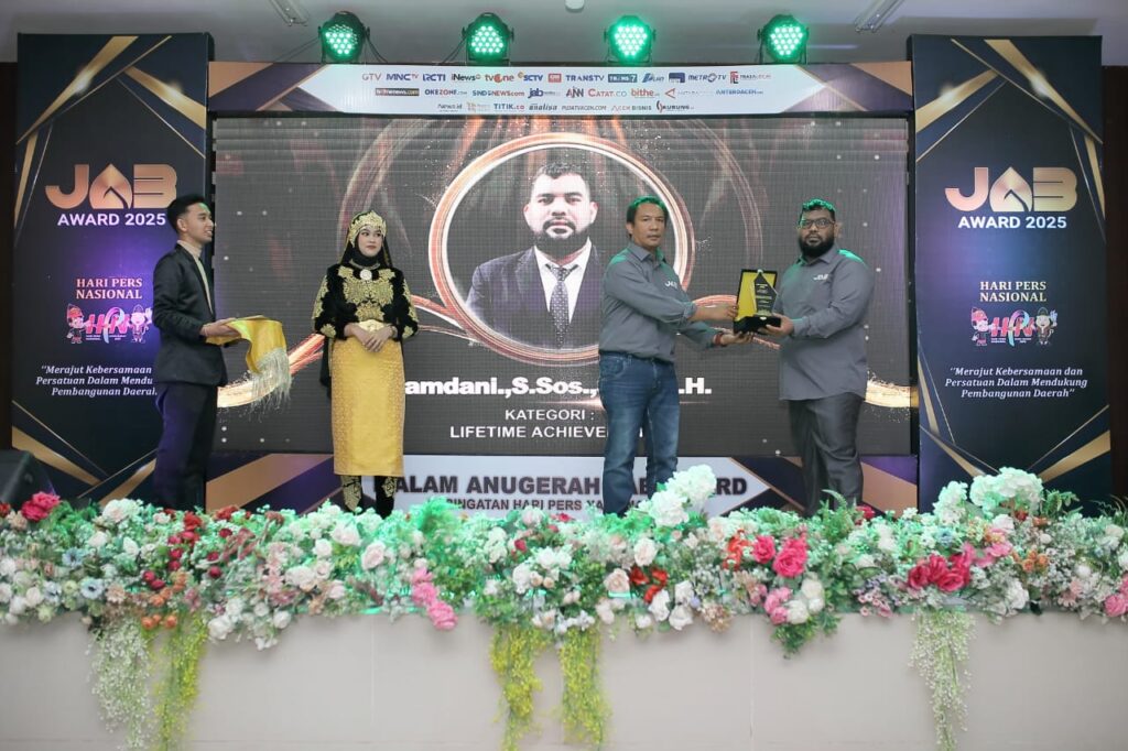Hamdani.,S.Sos.,S.H.,M.H, Ketua Yayasan Advokasi Rakyat Aceh (YARA) Perwakilan Kabupaten Aceh Barat dan Nagan Raya, meraih penghargaan pada malam puncak Jurnalis Aceh Barat (JAB) Award 2025,
