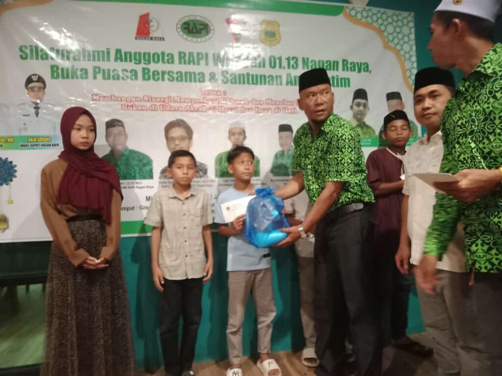 Ketua RAPI Wilayah 01.13 Nagan Raya Agus Salim.RZ.S.Sos / JZ.01.AGE Menyerahkan Paket Sembako dan Santunan Kepada Sejumlah Anak Yatim dan Piatu