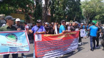 Aliansi LSM Alam Bersatu Lamongan Menggelar Aksi Menuntut Bersihkan Markus di Kejari Lamongan