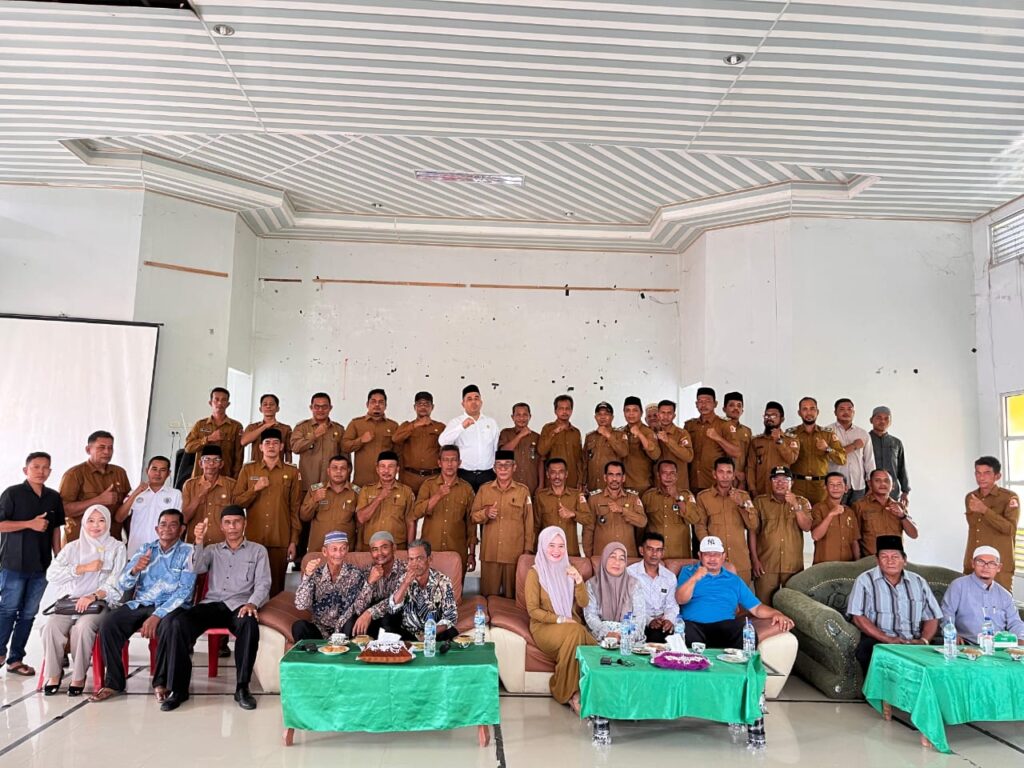 Pemdes Dalam Kecamatan Seunagan Timur Gelar Photo Bersama Muspika