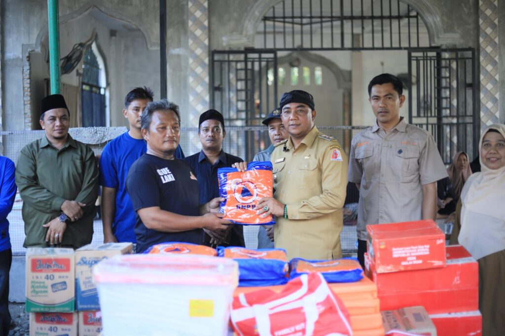 Raja Sayang Wakil Bupati Nagan Raya Serahkan Bantuan Masa Panik Untuk Korban Kebakaran