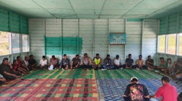 Babinsa Koramil 10/Pantan Cuaca Laksanakan Komsos di Desa Aih Selah, Warga Sambut Hangat