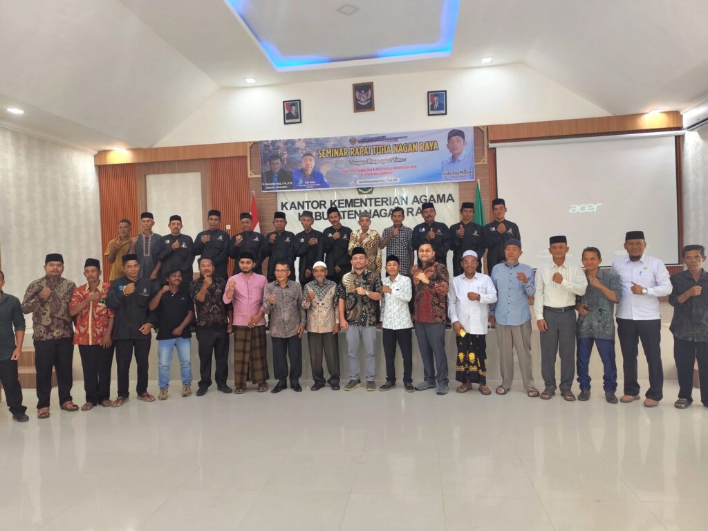 Para Seniman Klop Seni Budaya Rapa'i Tuha Nagan Raya Provinsi Aceh Gelar Photo Bersama.