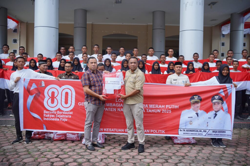 Said Mudhar.M.Pd.MM Camat Seunagan Timur Terima Ratusan Bendera Merah Putih Yang Diserahkan Langsung oleh Wakil Bupati Nagan Raya Raja Sayang