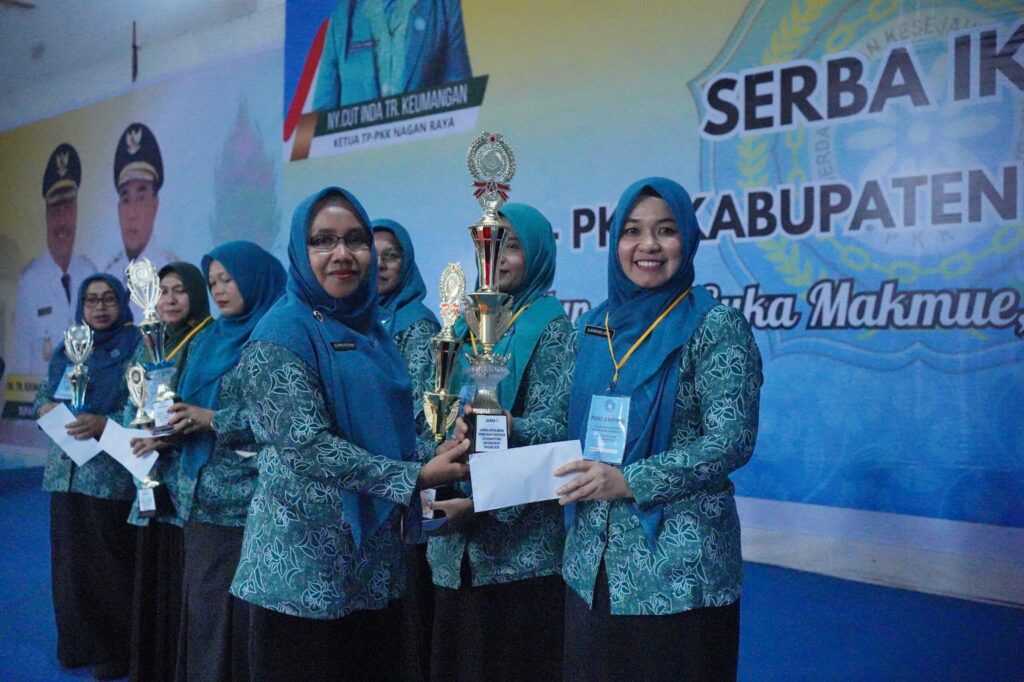 Trophy Juara I di serahkan langsung oleh wakil ketua TP PKK Ny Safriati.S.Pd Raja Sayang mewakili Ketua TP-PKK Ny Cut Inda TR Keumangan Kabupaten Nagan Raya