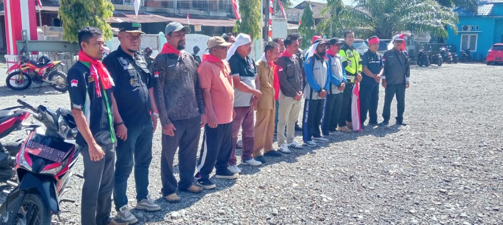 Sebelum Berangkat ke Gunung Kila Para Peserta Mengikuti Apel Di Halaman Kantor Camat Seunagan Timur Yang di Pimpin langsung oleh  Said Mudhar 