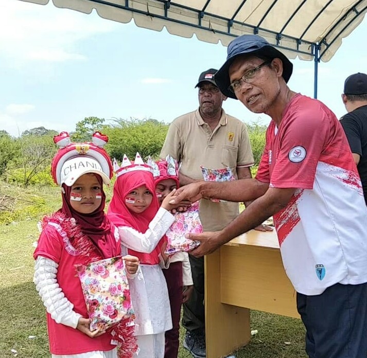 Iman Sujari Keuchik Gampong Latong Kecamatan Seunagan Kabupaten Nagan Raya Provinsi Aceh Memberikan Hadiah Untuk Peserta Jalan Santai.