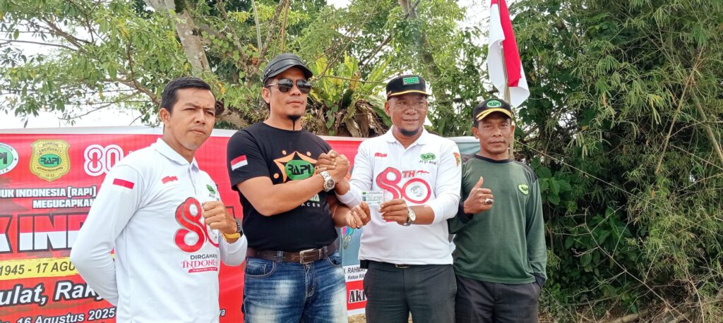 Ketua RAPI Nagan Raya Provinsi Aceh Agussalim.RZ. /JZ 01 AGE Serahkan Kartu Tanda Anggota (KTA ) Kepada Anggota Baru Said Abdul Qawi/JZ 01 CXI