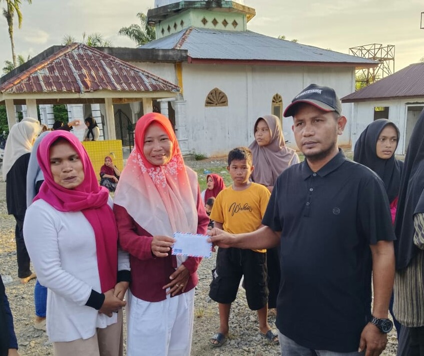 Junaidi Keuchik Gampong Gapa Garu Kecamatan Tadu Raya Kabupaten Nagan Raya Provinsi Aceh Memberikan Hadiah Kepada Pemenang Lomba Tarik Tambang