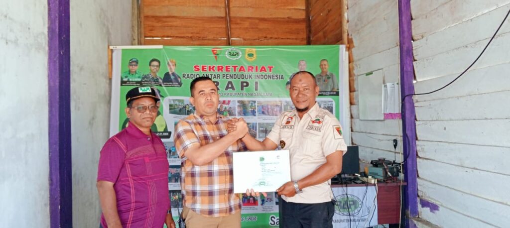 Ketua RAPI Nagan Raya Agussalim.RZ.S.Sos / JZ 01 AGE Menyerahkan Piagam Penghargaan kepada Camat Seunagan Timur Said Mudhar