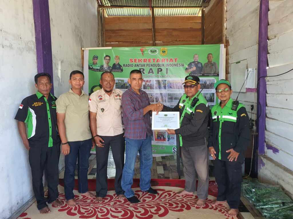 Danramil Seunagan Timur Terima Piagam Penghargaan Dari RAPI Nagan Raya yang diserahkan lansung oleh Ketua DP2OW RAPI Adri /JZ 01 NUJ