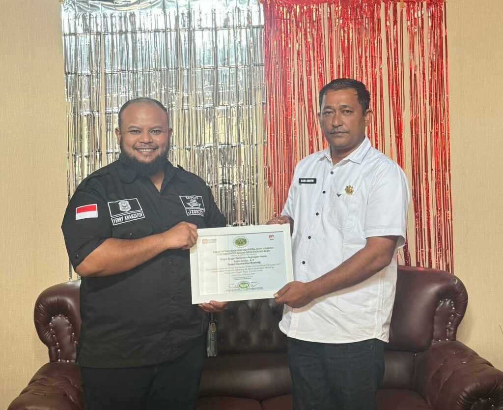 Pengurus Radio Antar Penduduk Indonesia (RAPI) Wilayah 01.13 Kabupaten Nagan Raya Provinsi Aceh memberikan Piagam Penghargaan kepada Camat Beutong dalam rangka menyukseskan Aksi Heroik salah satu Siswa SDN Seumot Beutong