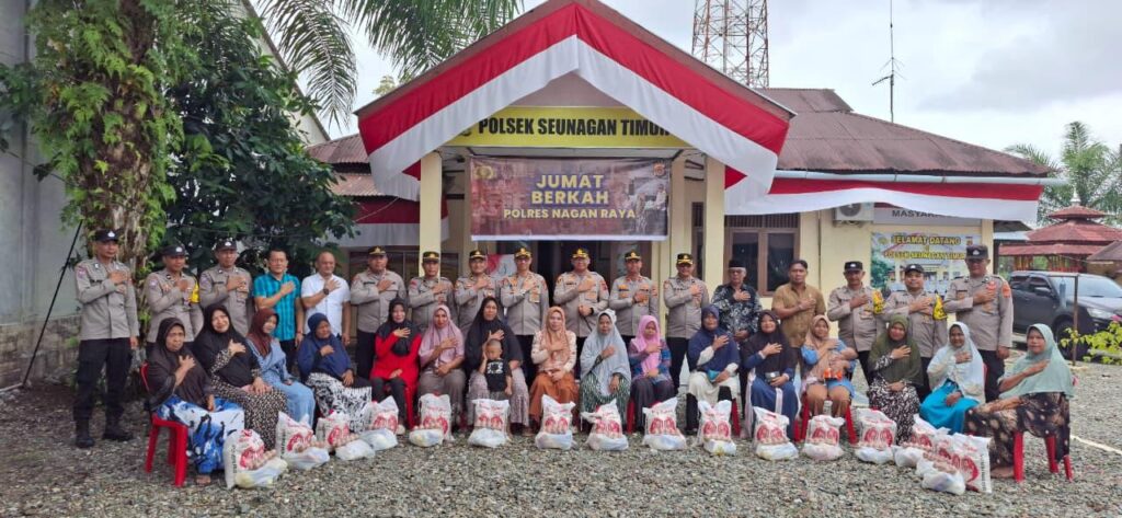 Kapolres Nagan Raya Gelar Photo Bersama dengan Warga Kecamatan Seunagan Timur Di Mapolsek usai kegiatan Penyaluran Bantuan Sembako 