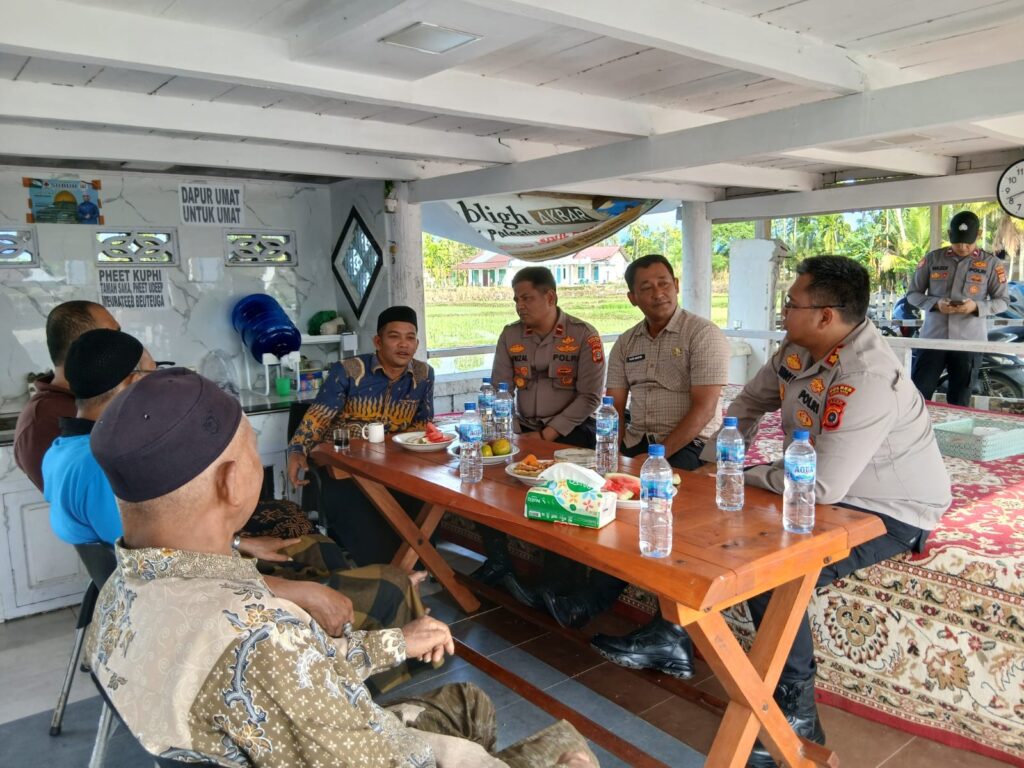 Kapolres Nagan Raya Diskusi Dengan Camat dan para Tokoh Masyarakat Di Bali Masjid Rahmad Syaikuna Desa Blang Seumot Kecamatan Beutong 