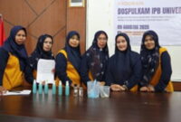 Keterangan foto: Dosen Departemen Kimia IPB University sedang memberikan materi pembuatan sabun (kiri), Peserta pelatihan berfoto bersama produk sabun yang telah dikemas (kanan) berlokasi di Desa Karang Tengah, Kecamatan Cibadak, Kabupaten Sukabumi 9 Agustus 2025.