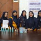 Keterangan foto: Dosen Departemen Kimia IPB University sedang memberikan materi pembuatan sabun (kiri), Peserta pelatihan berfoto bersama produk sabun yang telah dikemas (kanan) berlokasi di Desa Karang Tengah, Kecamatan Cibadak, Kabupaten Sukabumi 9 Agustus 2025.