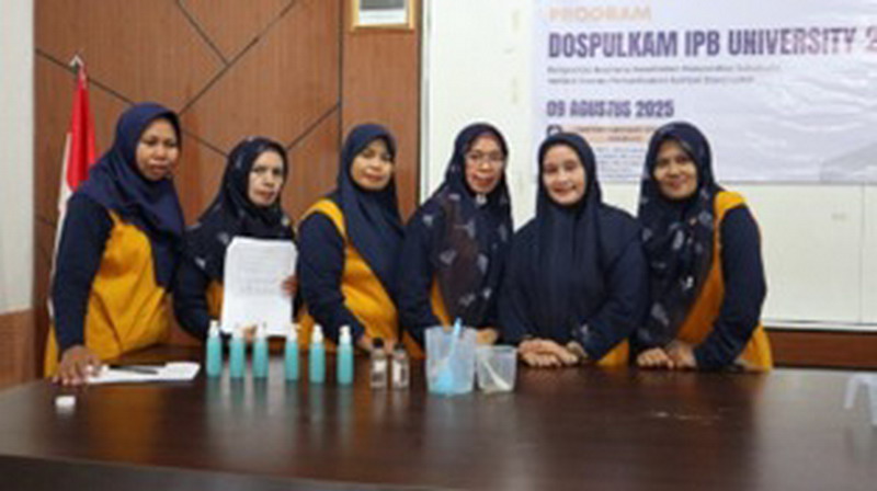 Keterangan foto: Dosen Departemen Kimia IPB University sedang memberikan materi pembuatan sabun (kiri), Peserta pelatihan berfoto bersama produk sabun yang telah dikemas (kanan) berlokasi di Desa Karang Tengah, Kecamatan Cibadak, Kabupaten Sukabumi 9 Agustus 2025.