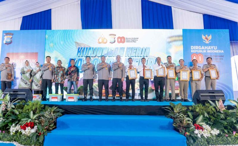 FOTO BERSAMA-Kepala Kantor Wilayah Badan Pertanahan Nasional Provinsi Kepulauan Riau, Nurus Sholichin, A.Ptnh., M.M foto bersama bersama jajaran saat menerima apresiasi & penghargaan dari Kapolda Kepulauan Riau, Irjen. Pol. Asep Safrudin, S.I.K., M.H. (Foto Ist).