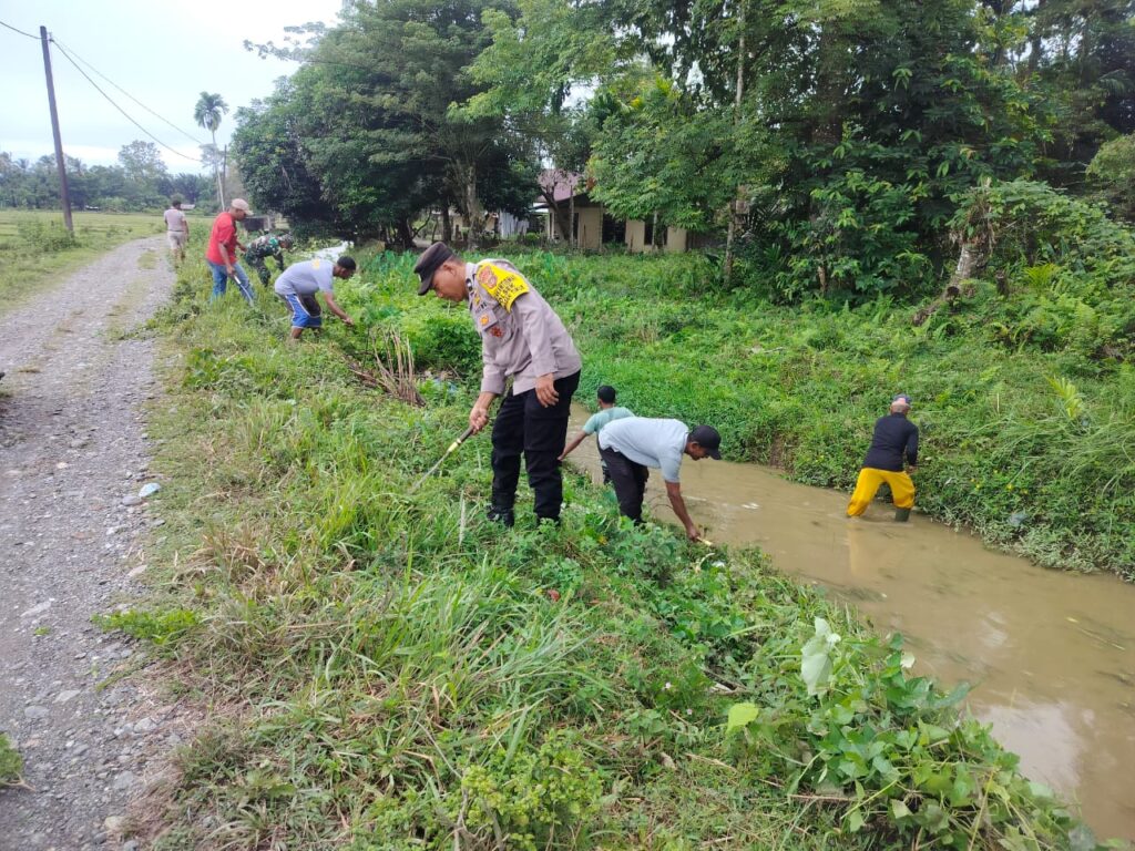 Personil Polsek Seunagan Timur Gelar Kegiatan Gotong Royong bersama Petani dan Para Keuchik Gampong Dalam Kecamatan Seunagan Timur 