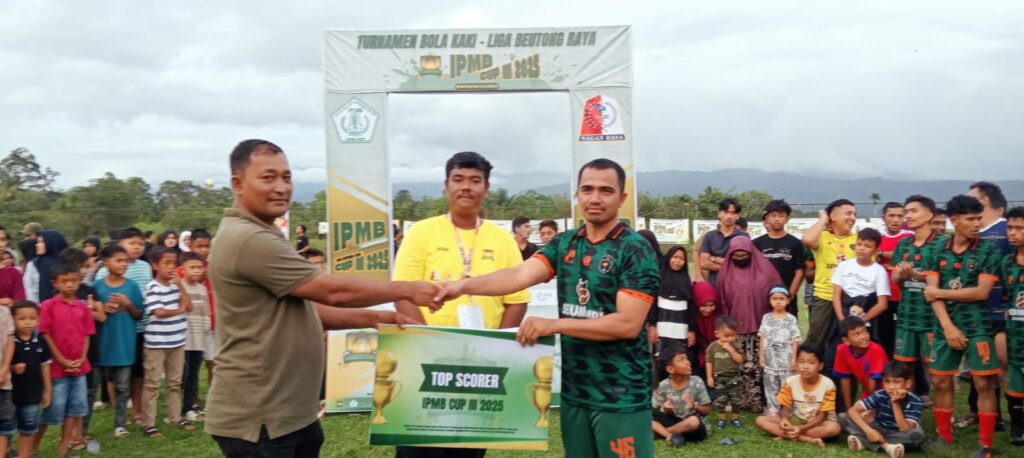 Camat Beutong Said Arifin.ST. Meberikan Hadiah Top Scorer  kepada Iswandi Pemain Lhok Seumot.FC.