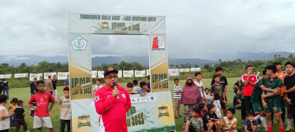 Plt Kadis Budparpora Nagan Raya Musiddiq Adnan.S.Hi.M.SI. Menutup secara resmiturnamen Sepak Bola Ikatan Pelajaran Mahasiswa Beutong ( IPMB Cup Ke III ) tahun 2025