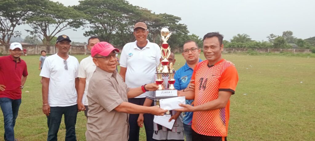 Anggota DPRK Nagan Raya Saiful Thaib dengan sapaan akrab Pon PMTOH Berikan Hadiah Juara I Untuk Tim Legend Seunagan.FC