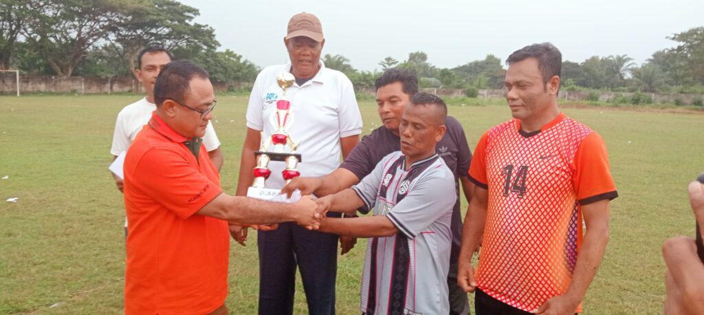 Kadisbudparpora Nagan Raya Musiddiq Adnan.M.SI Berikan Tropi Juara II Untuk Tim Legend Kuala Persisir