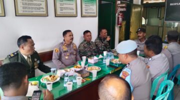 Sinergitas TNI-Polri di Gayo Lues Tercermin Lewat Kejutan HUT TNI oleh Kapolsek Blangkejeren kepada Koramil 03