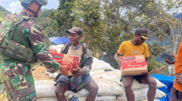 TNI Jaya Sakti Bantu Warga, Pos Engganengga Bagikan Bahan Makanan Door-to-Door ke Rumah Penduduk