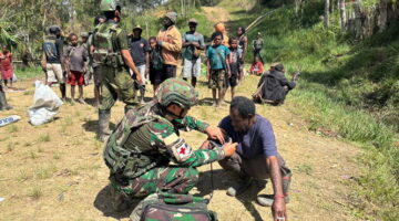 Jaya Sakti Sehat, Satgas Yonif 113/JS Bangun Kedekatan Lewat Layanan Kesehatan di Kampung Bilai