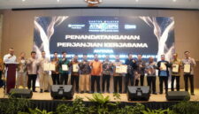 MOU-Kepala Kantor Wilayah (Kanwil) BPN Kepri, Nurus Sholichin, foto bersama seluruh Kepala Kantor Pertanahan se-Provinsi Kepulauan Riau dan para Pimpinan Cabang BRI, usai penandatanganan Perjanjian Kerja Sama (PKS). (Foto Humas).