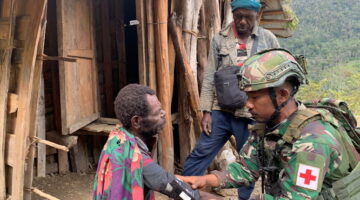 Satgas Yonif 113/JS Pos Agapa Berikan Layanan Kesehatan Door to Door ke Honai Warga