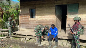 Satgas Yonif 113/Jaya Sakti Beri Layanan Kesehatan dari Rumah ke Rumah di Kampung Engganengga
