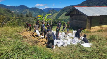 Satgas Yonif 113/JS dan Warga Sanepa Gotong Royong Bangun Taman Kanak-Kanak