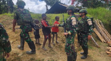 Jaya Sakti Menyapa, Satgas TK Zanepa Bangun Kedekatan Lewat Silaturahmi Door to Door
