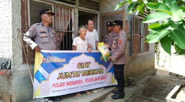 Jumat Berkah, Waka Polsek Indrapura Iptu Manahan Siregar Salurkan Bantuan Sembako Kepada Warga Kurang Mampu