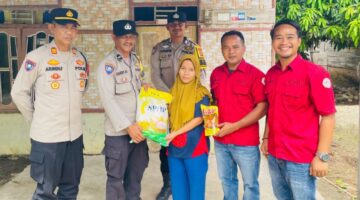 Kapolsek Bilah Hilir Bersama JABIR Bagi Sembako Kepada Warga Tidak Mampu di Desa Sei Tarolat dan Sei Kasih.