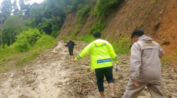 Personel Satintelkam Polres Gayo Lues Terobos Jalan Longsor Lakukan Pengecekan Kondisi Ruas Jalan dari Desa Ketukah menuju Tiga Desa Terdampak