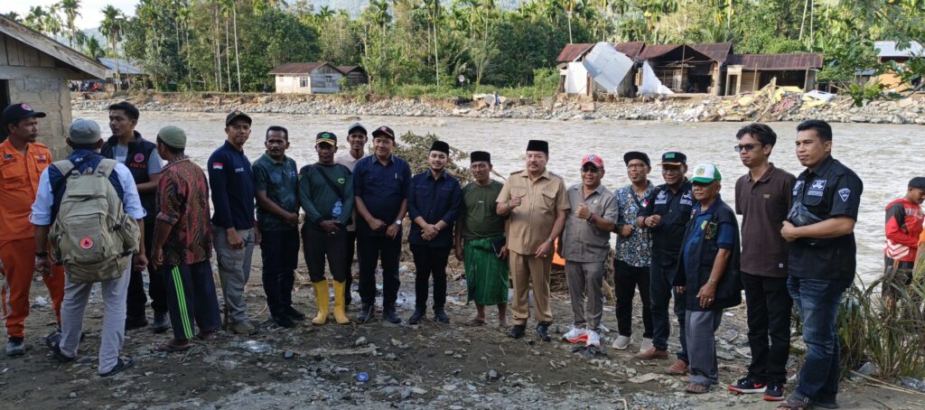 Anggota RAPI Wilayah Nagan Raya Gelar Photo Bersama Bupati DR.Teuku Raja Keumangan.SH.MH.Ketua DPRK Mohd Rizky Ramadhan. Anggota DPRK Nagan Raya Saiful Thaib Panggilan Akrabnya Pon PMTOH. Di lokasi Banjir Bandang Beutong Ateuh 