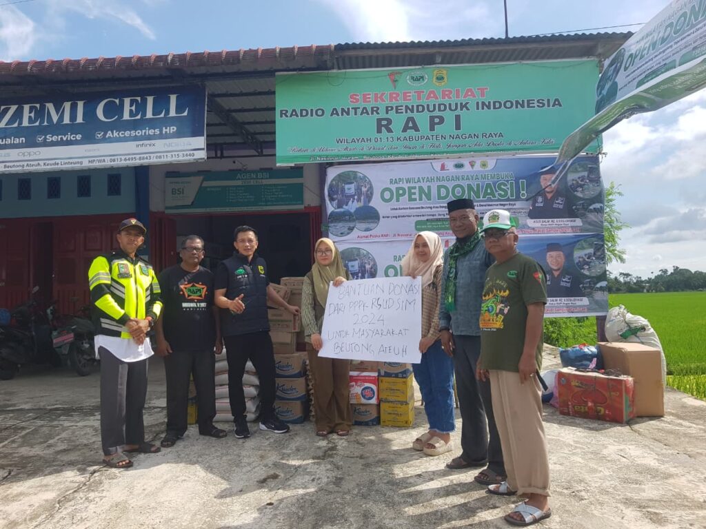 PPPK RSUD SIM Angkatan Tahun 2024 Serahkan Paket untuk Korban Banjir Dan Lonsor Ke Posko RAPI Wilayah Nagan Raya Diterima lansung oleh Ketua RAPI Agussalim.RZ.S.Sos
