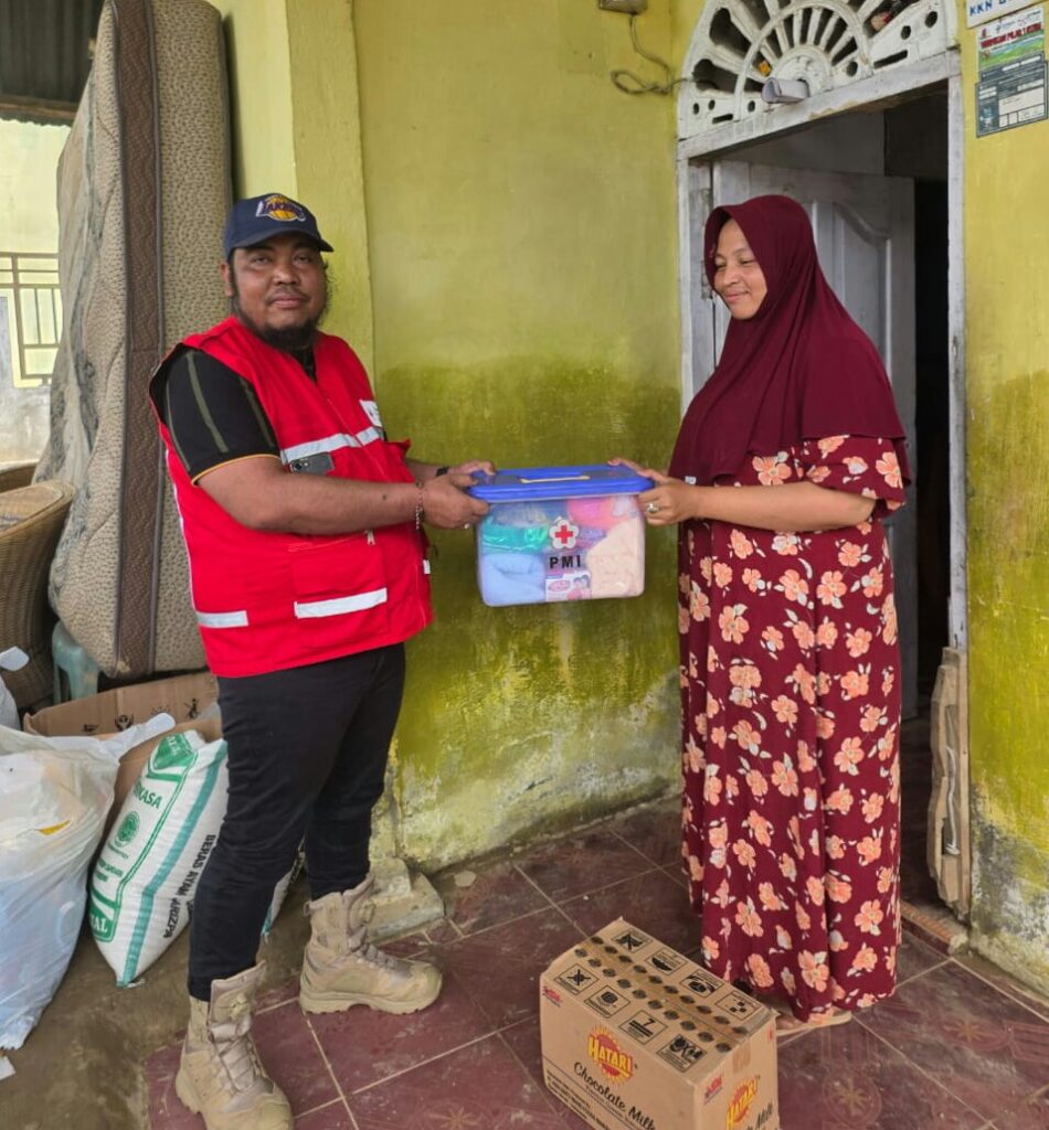 Ketua Palang Merah Indonesia ( PMI) Kabupaten Nagan Raya Provinsi Aceh Sayed Aril Laifahril, Berikan Bantuan Untuk Korban Banjir Warga Panton Pange Kecamatan Tripa Makmur