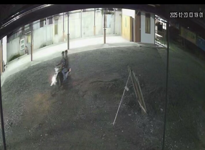 Dua orang Maling Tersebut Menggunakan Sepeda Motor 