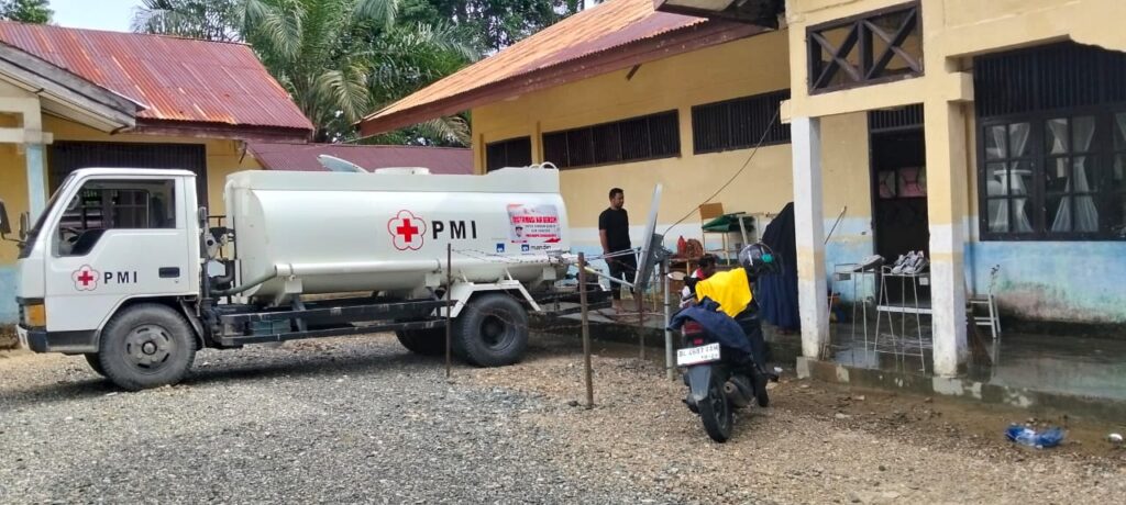 Dua unit Mobil Tangki Air PMI Nagan Raya Bersihkan Lumpur Di SDN Alue Siron Kecamatan Tadu Raya Kabupaten Nagan Raya Provinsi Aceh